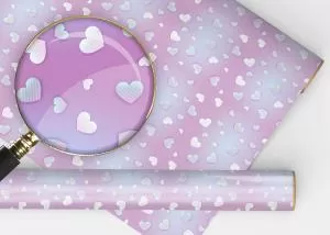 Упаковочная бумага сердца на сиреневом фоне